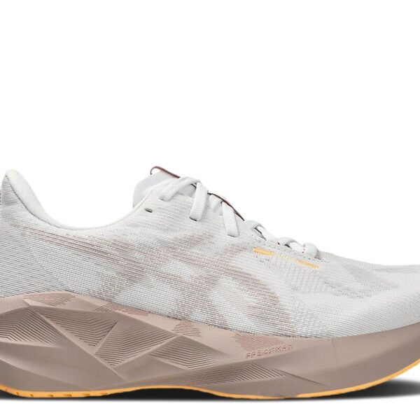 Wmns Novablast 5 'White Fawn'