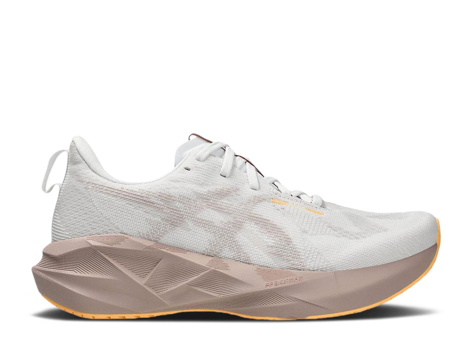 Wmns Novablast 5 'White Fawn'